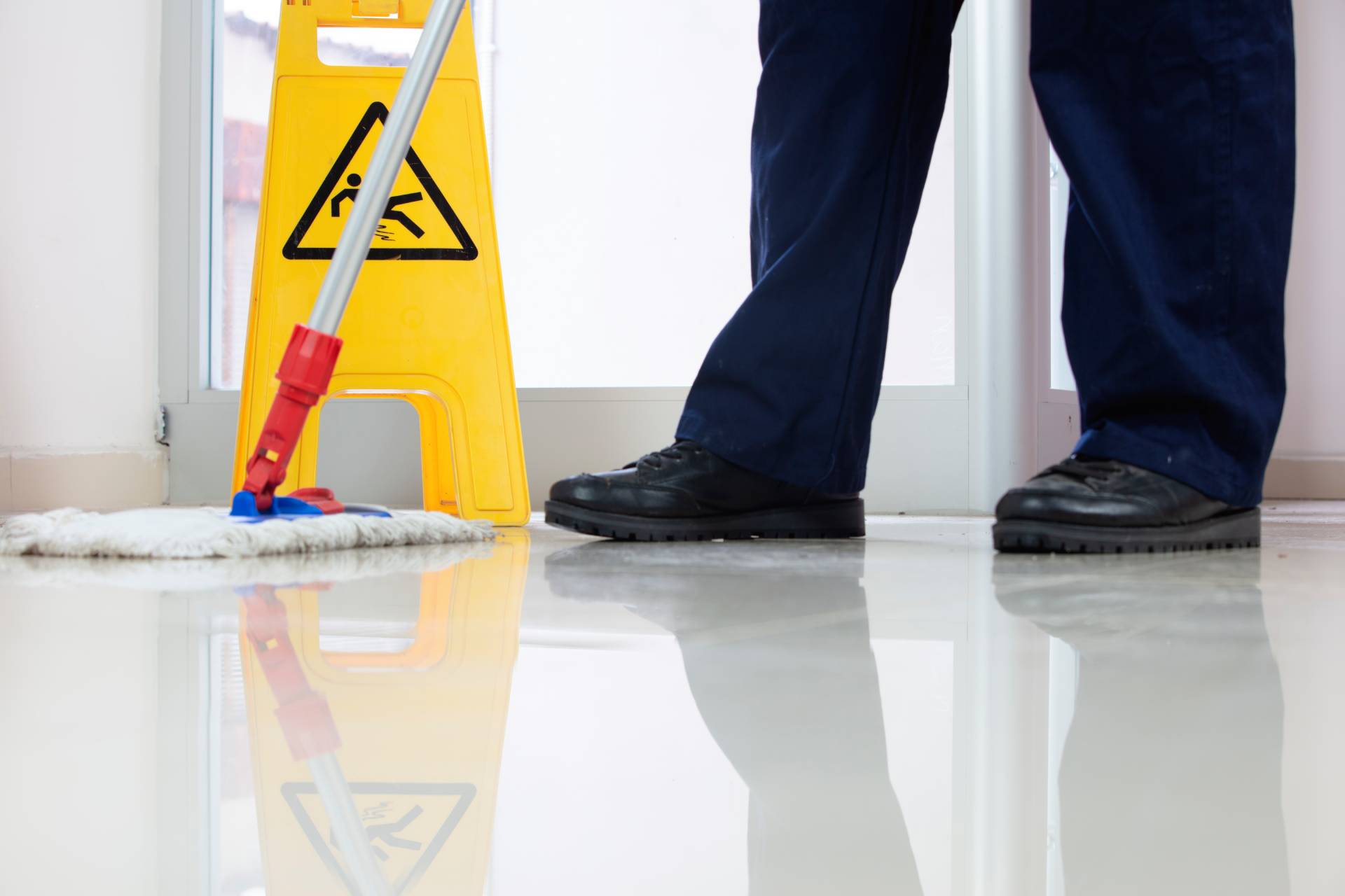 man-doing-professional-home-cleaning-service (2) (1)