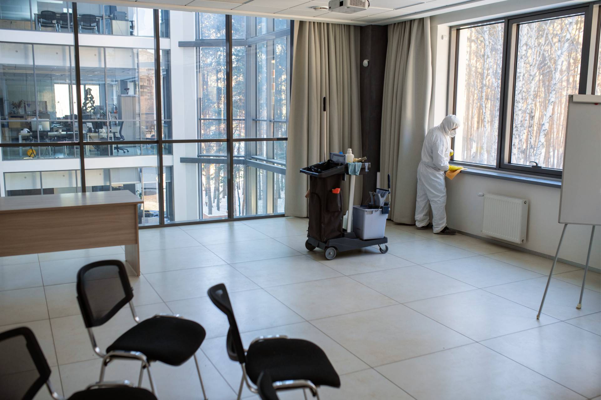 man-doing-professional-home-cleaning-service (2) (2)